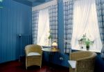 Friesisches Blau im Schlafzimmer mit dem gemütlichen Butzenbett.