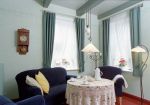 Wohnzimmer - Wände, Decken und Boden sind in typisch friesischen Farben gehalten.