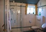 Modern eingerichtet mit Dusche, WC, Urinal und Handtuchheizkörper ist das Bad, das übrigens wie die Küche und der Flur mit einer Fußbodenheizung ausgestattet ist.